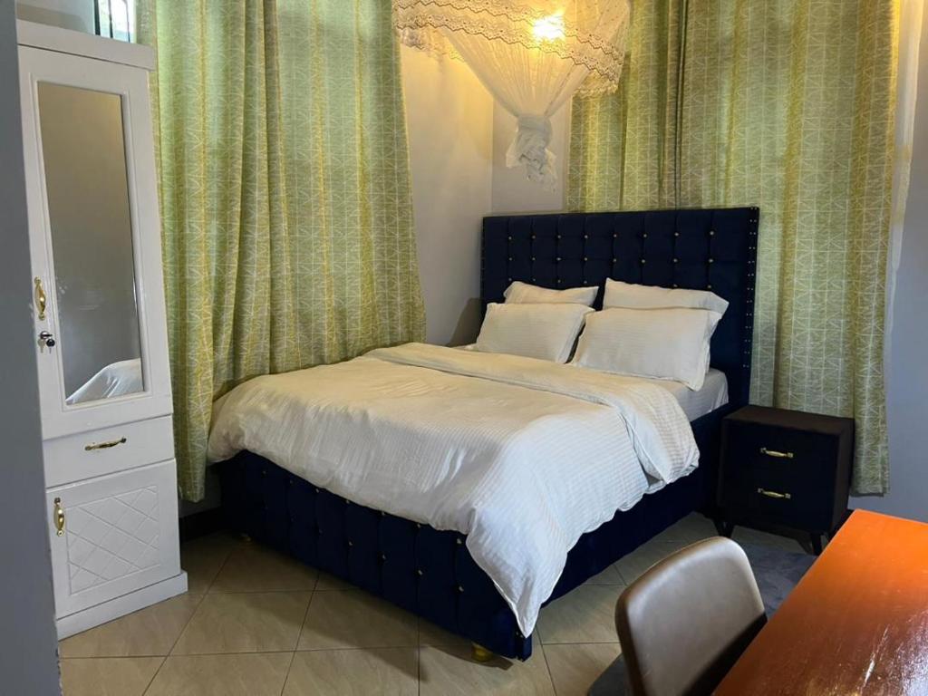 sypialnia z dużym łóżkiem z czarnym zagłówkiem w obiekcie Stunning, Romantic and Luxurious Apartment w mieście Dar es Salaam
