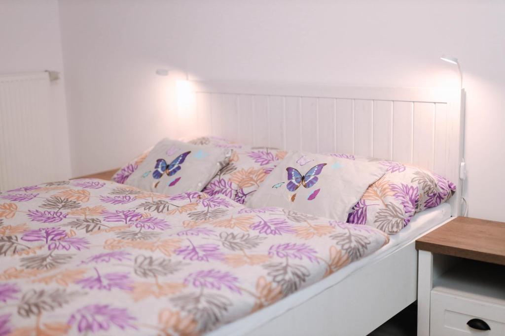Postel nebo postele na pokoji v ubytování Flower Apartment
