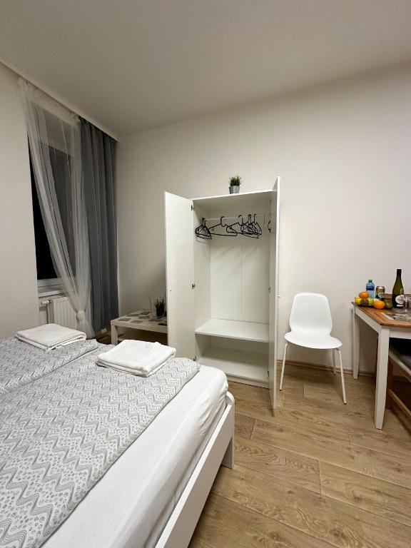 Postel nebo postele na pokoji v ubytování Haas Apartments Downtown with Parking