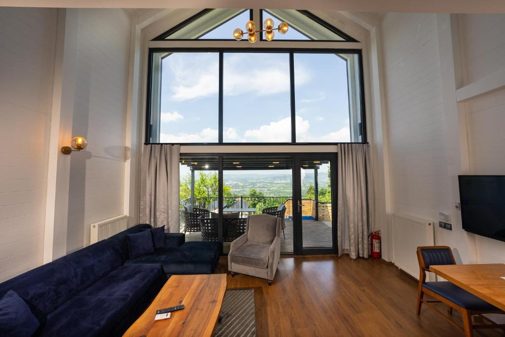 Телевизор и/или развлекательный центр в Alya Kartepe Villa Hotel