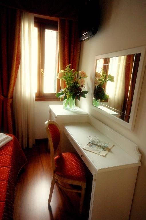 Casanova Fourrooms - Double Or Twin Room With Private Bathroom