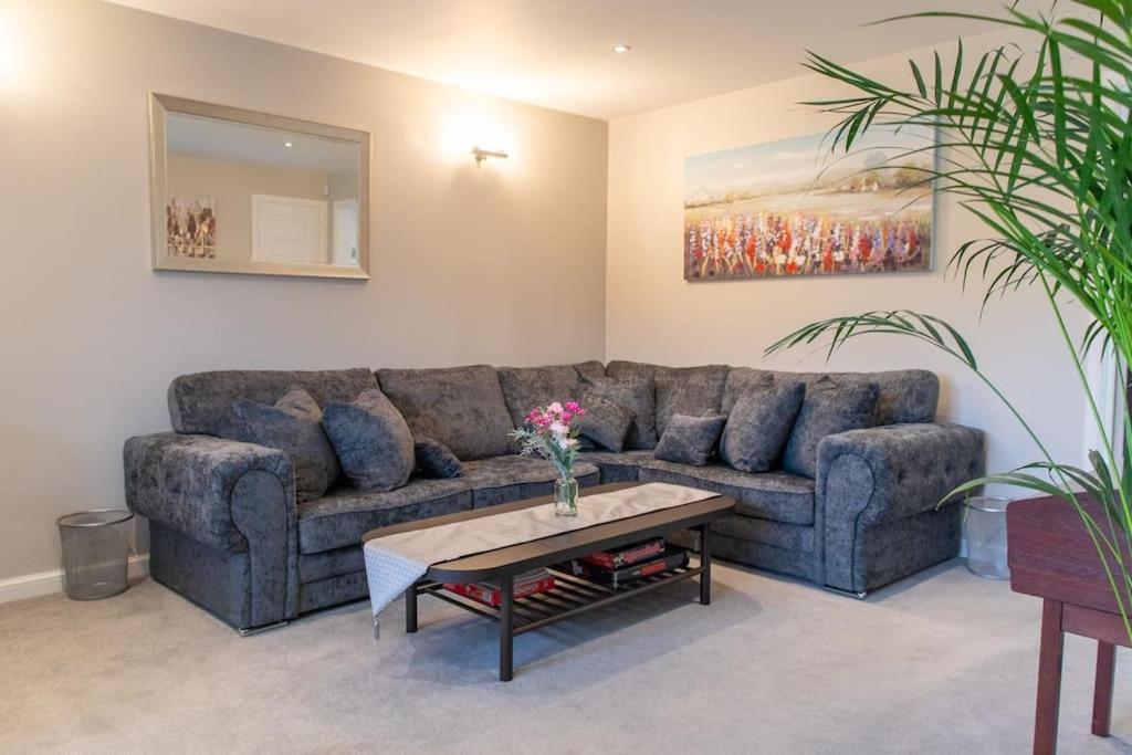 een woonkamer met een bank en een tafel bij Beautiful & Luxurious Home - Free Parking, Wi-Fi in Heywood