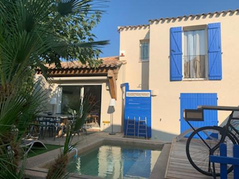 une maison avec une piscine à côté d'un bâtiment dans l'établissement Casa blu imperiale, à Lecci