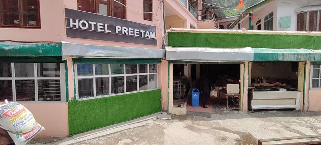 un edificio con un centro comercial de pago con puertas abiertas en Hotel Preetam Uttarakhand, en Lokpāl
