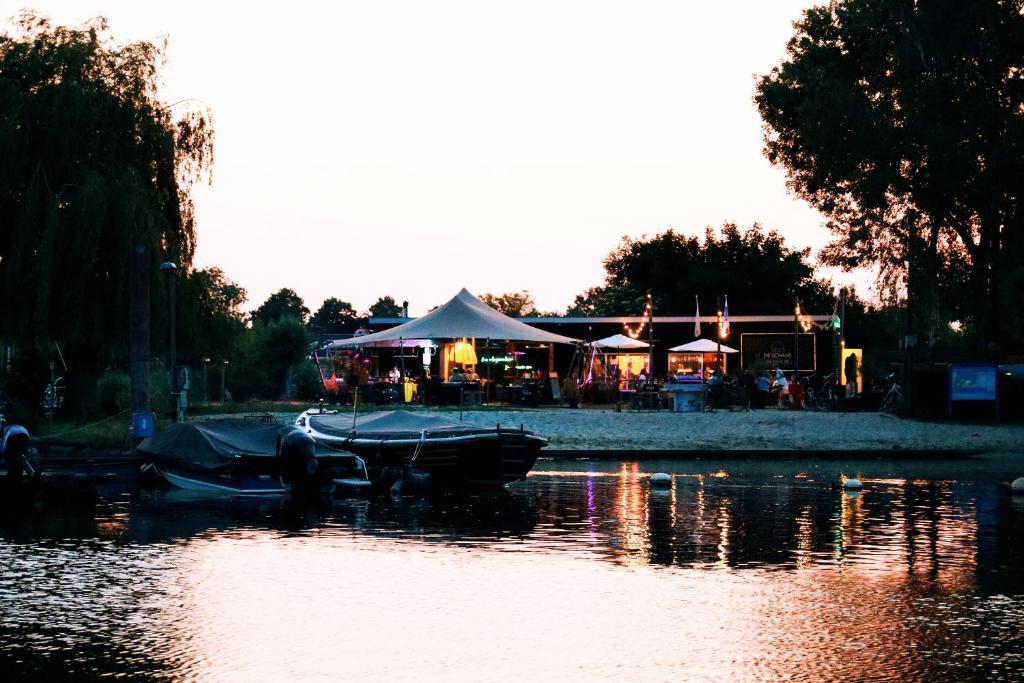 Výhled na řeku, která protéká v blízkosti luxury tent