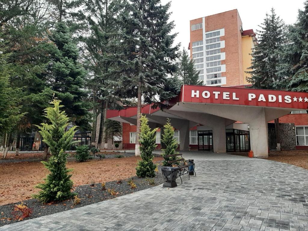 un pabellón de hotel con árboles frente a un edificio en Hotel Padis, en Băile Felix