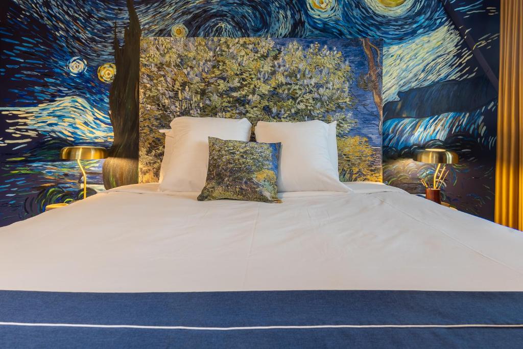 Een bed of bedden in een kamer bij City Hotel de Jonge
