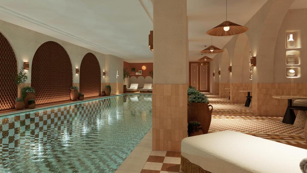 une piscine dans le hall de l'hôtel dans l'établissement Hotel Grand Coeur Latin, à Paris