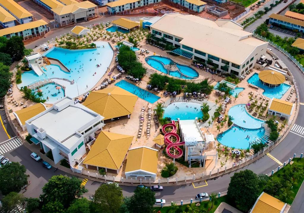 an overhead view of the pool at a resort at LACQUA DiRoma 1 2 3 4 5 in Caldas Novas