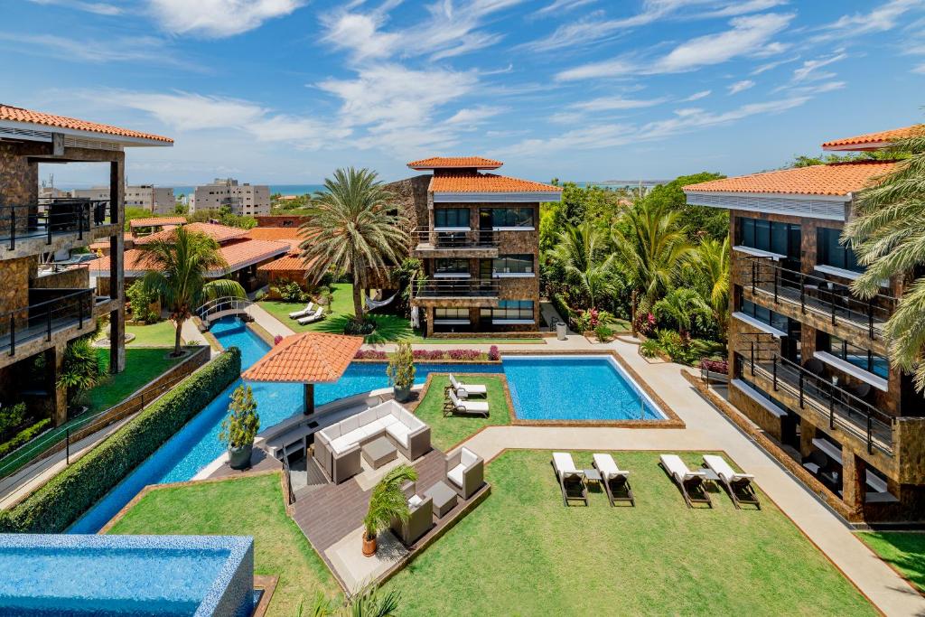 una vista aérea de un complejo con piscina en Vientos del Caribe Club & Hotel, en El Yaque