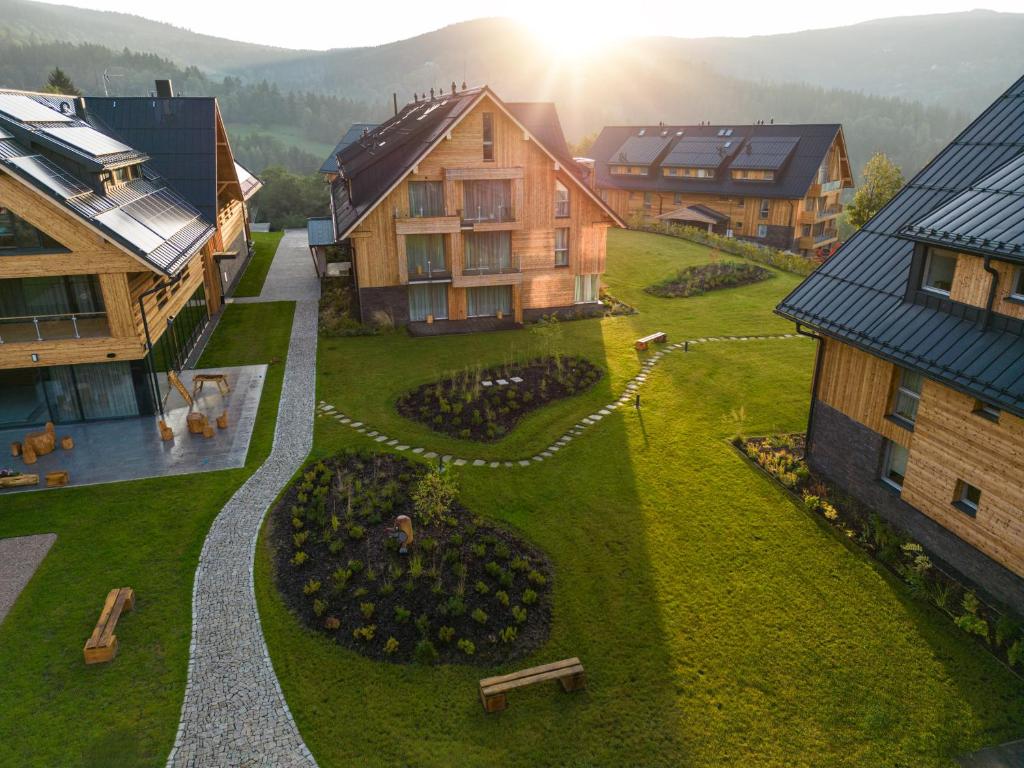 z góry widok na wioskę z domami i parkiem w obiekcie Aldrov Resort w mieście Vítkovice