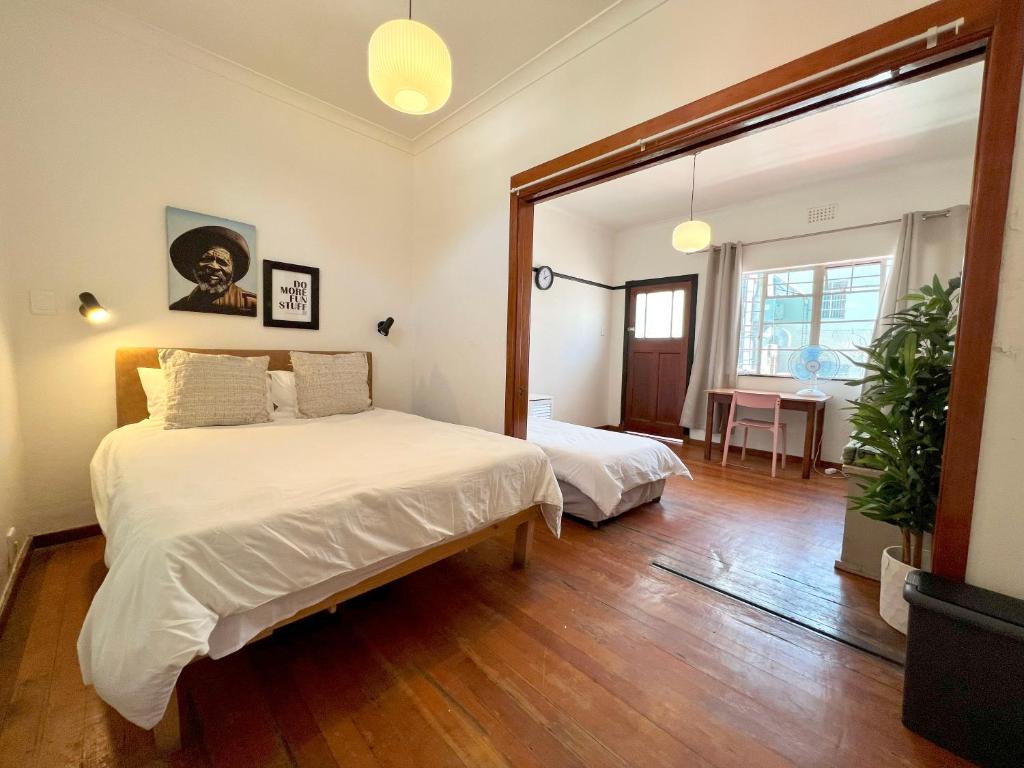 Giường trong phòng chung tại Long Street Backpackers