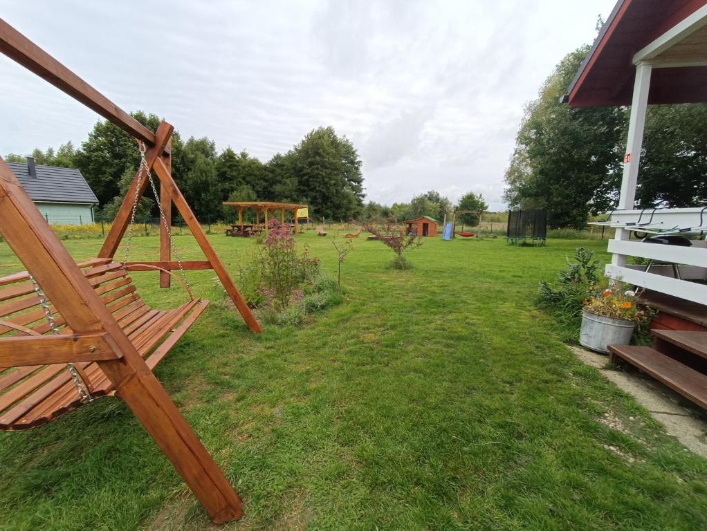 Vonkajšia záhrada v ubytovaní Czerwone Domki Wartowo 2