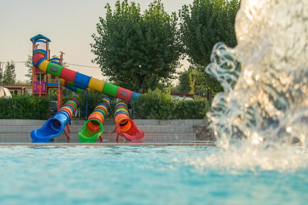 Bazén v ubytování Camping Fontanelle nebo v jeho okolí