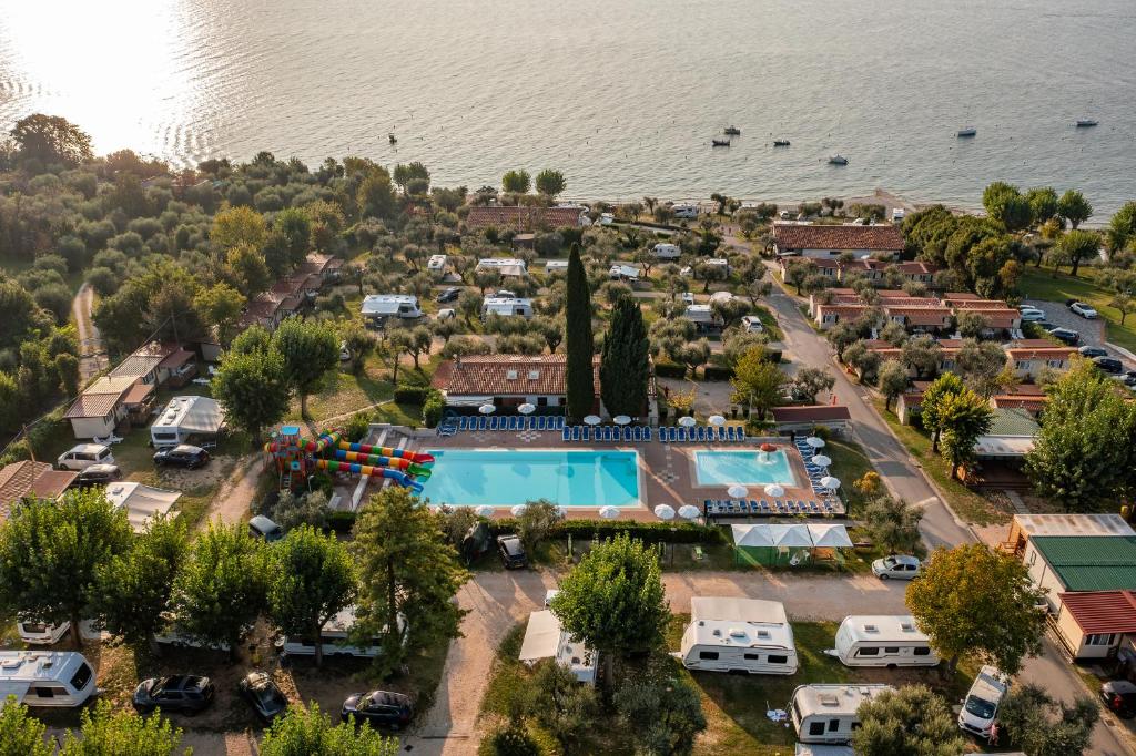 una vista aerea di un resort vicino all'acqua di Camping Fontanelle a Moniga