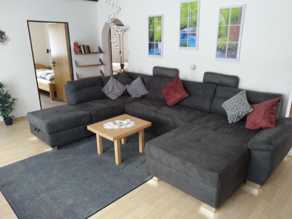 een woonkamer met een bank en een tafel bij Apartment Am Hohen Bogen-35 by Interhome in Arrach