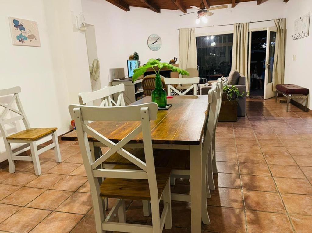 een eetkamer met een houten tafel en stoelen bij El Cencerro - casa de campo - Tomas Jofre in Tomás Jofré