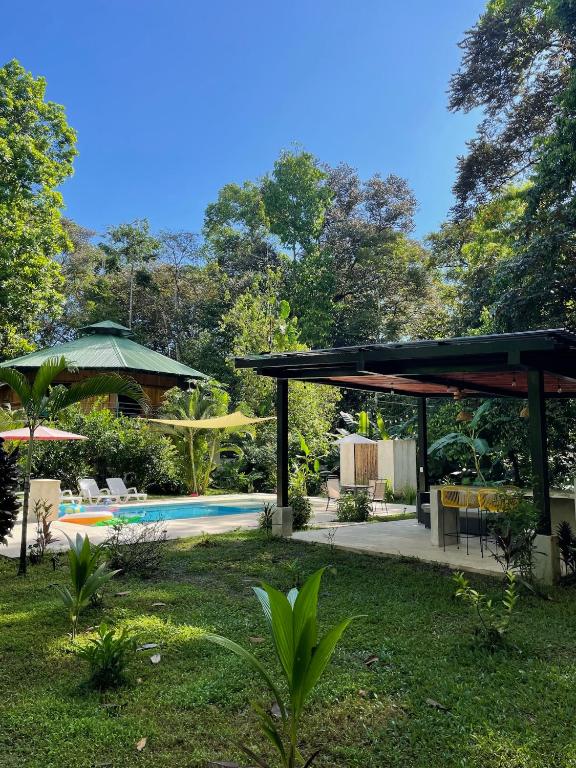 - une piscine dans une cour avec un pavillon dans l'établissement La Amapola Lodge, Bungalow en Península de Osa., à Barrigones