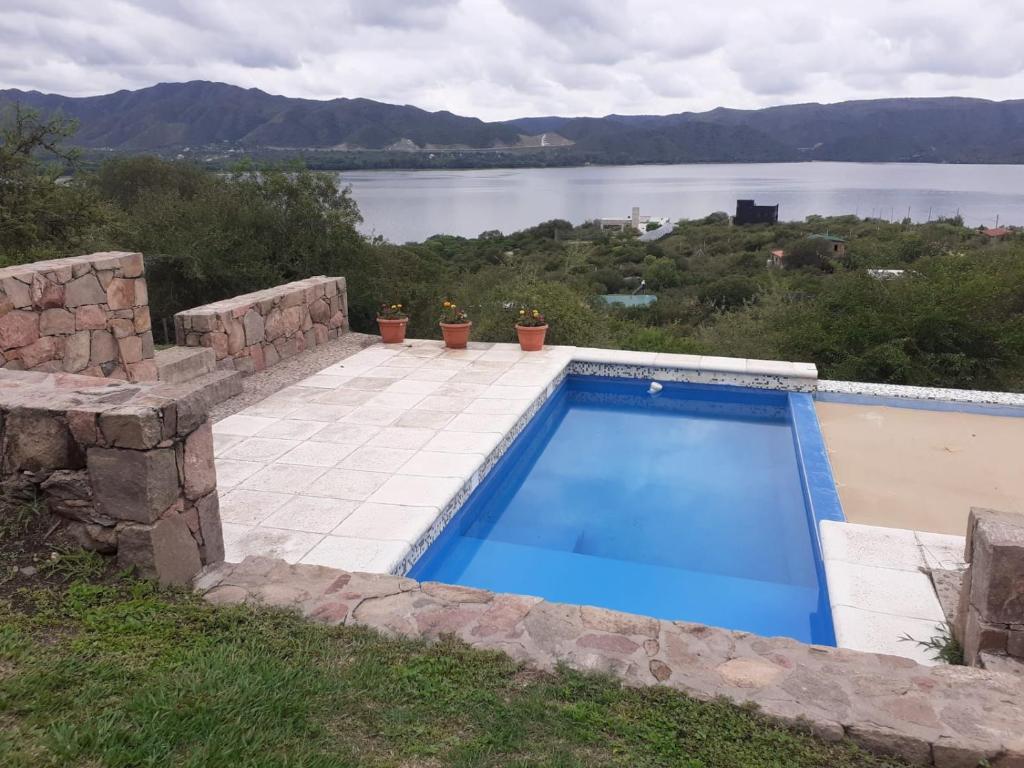 una piscina con vistas al lago en FMSHOUSEdos en Villa Santa Cruz del Lago