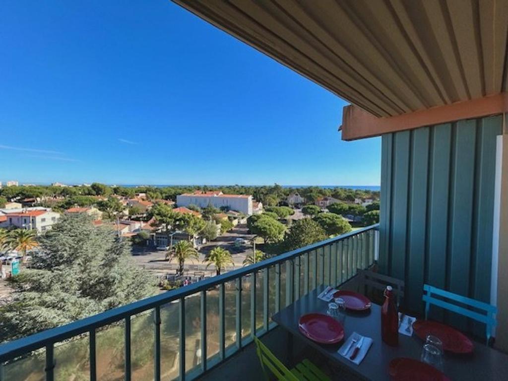 d'un balcon avec une table et une vue sur le parking. dans l'établissement Appartement T2 rénové, proche plage, parking sécurisé - FR-1-388-154, à Argelès-sur-Mer
