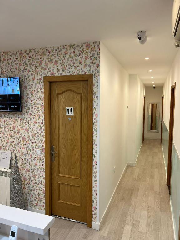 Una televisión o centro de entretenimiento en Hostal Flat55Madrid