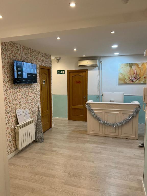Una televisión o centro de entretenimiento en Hostal Flat55Madrid