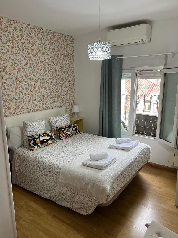 Un dormitorio con una cama con toallas. en Hostal Flat55Madrid, en Madrid
