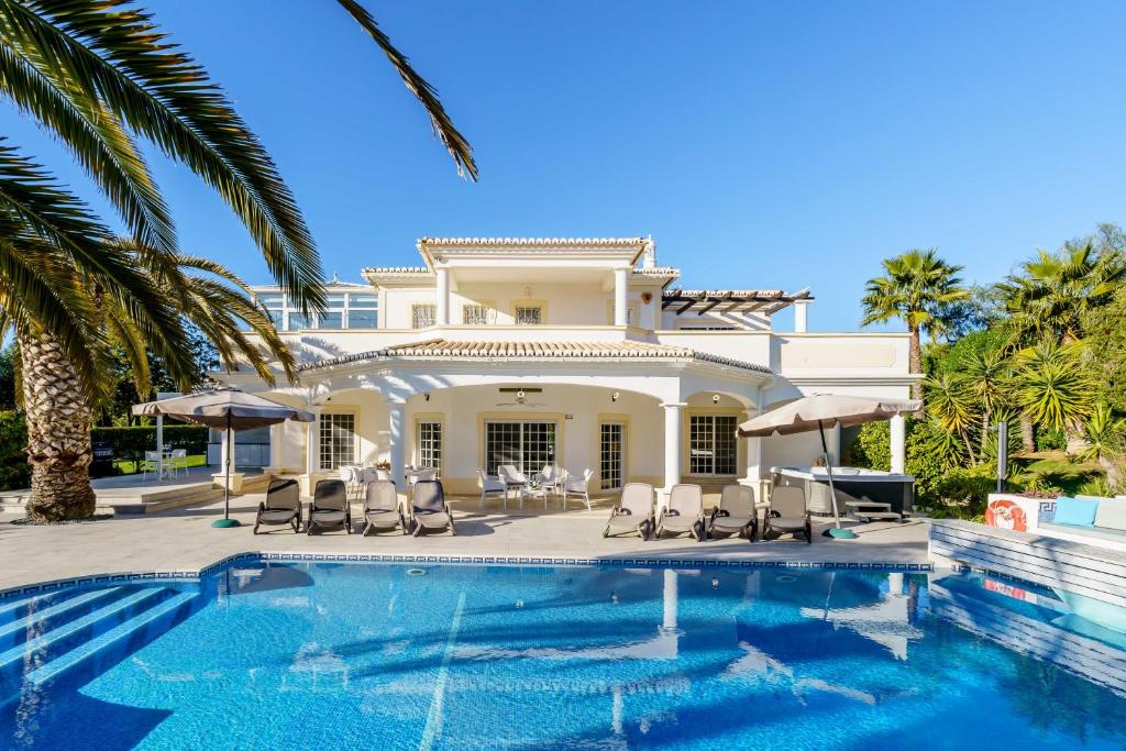 una villa con piscina e una casa di Alcore Luxury Golf Villa at Alto Golf Alvor ad Alvor