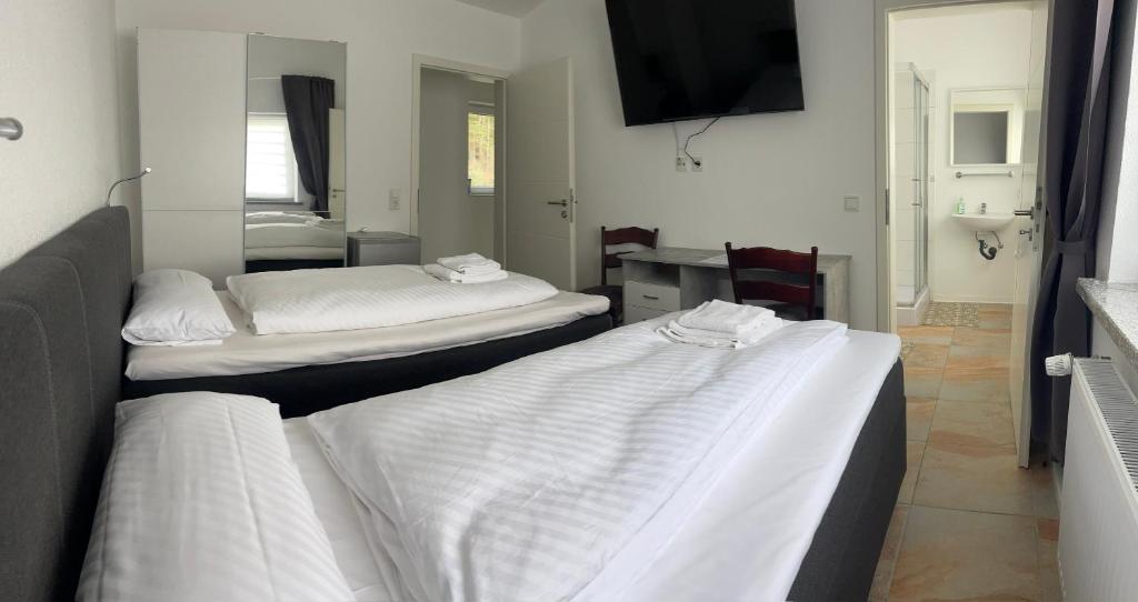 Postel nebo postele na pokoji v ubytování Hotel Am Wildpark