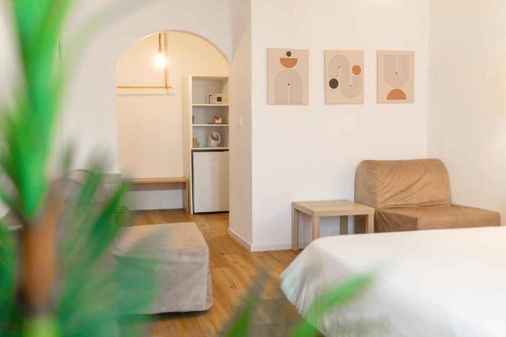 Adonis Hotel Studios & Apartments - 4