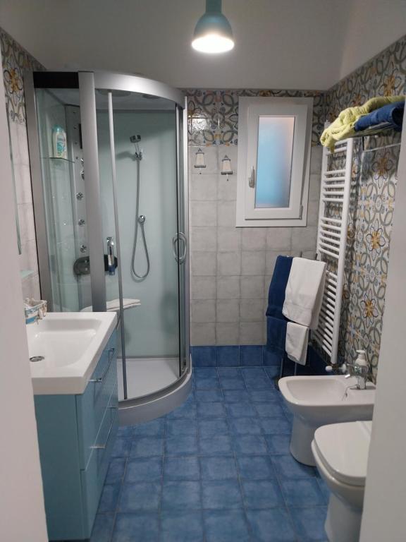 A bathroom at B&B LA COLIMENA