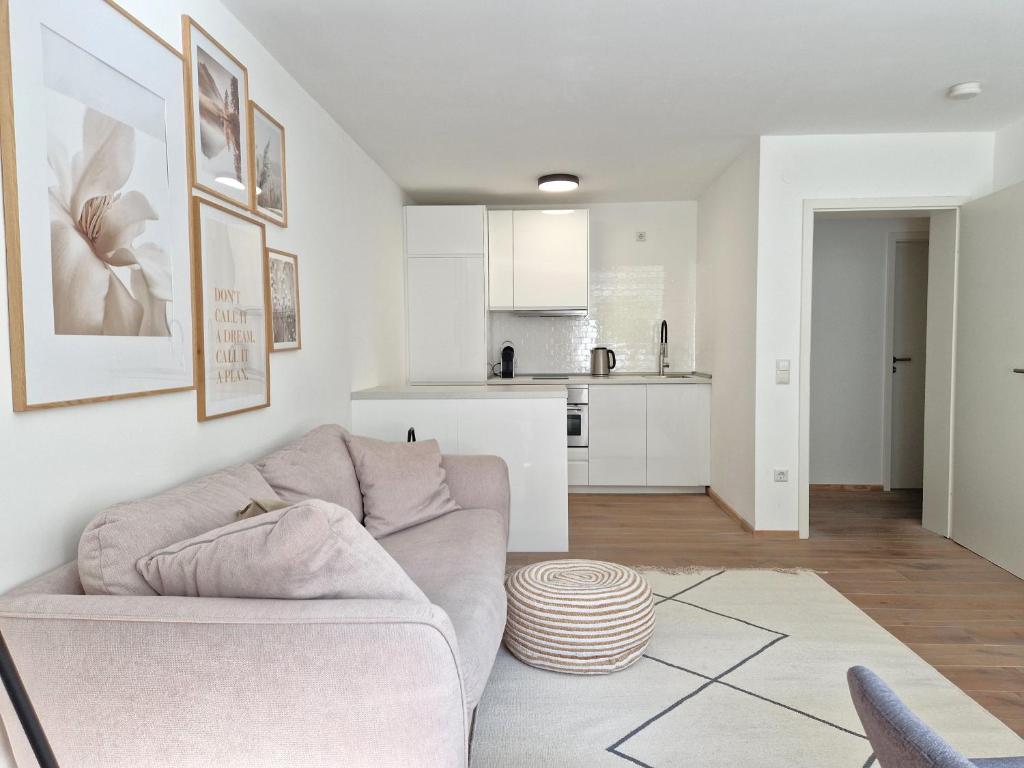 sala de estar con sofá y cocina en Magnolia: Moderne, voll möblierte Wohnung, en Bietigheim-Bissingen