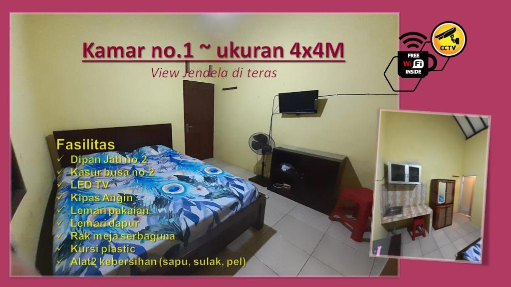 um quarto com uma cama e uma televisão num quarto em Kost Cendana em Kudus