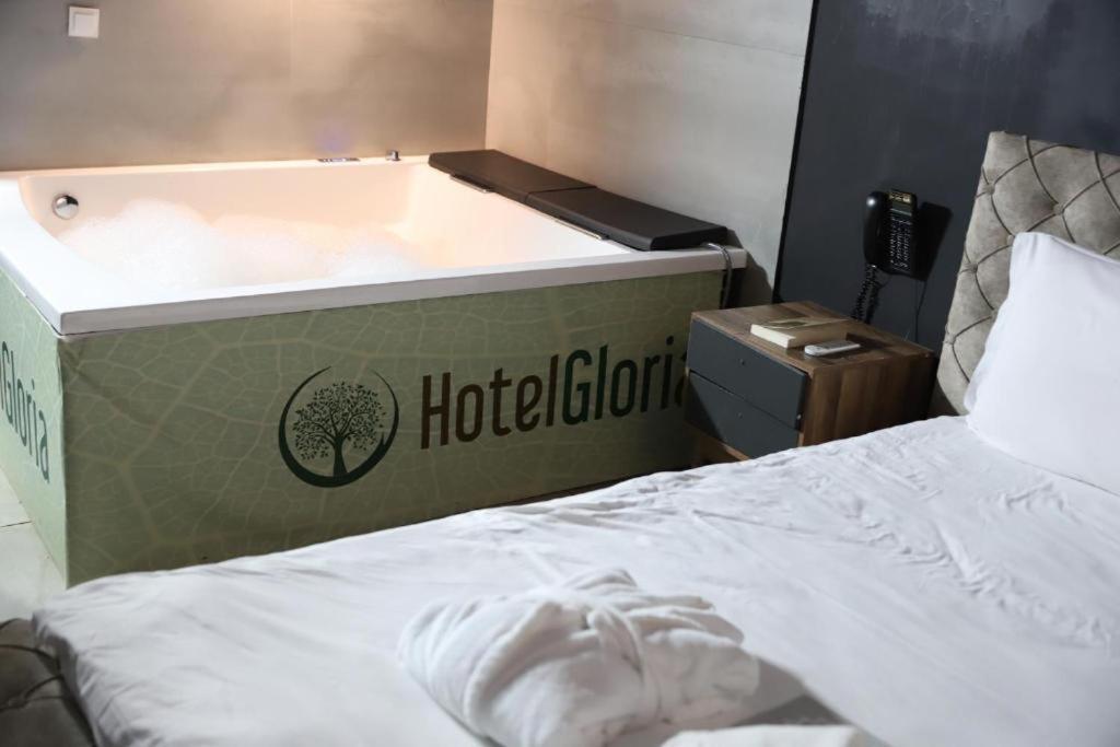 Postel nebo postele na pokoji v ubytování Hotel Gloria KS