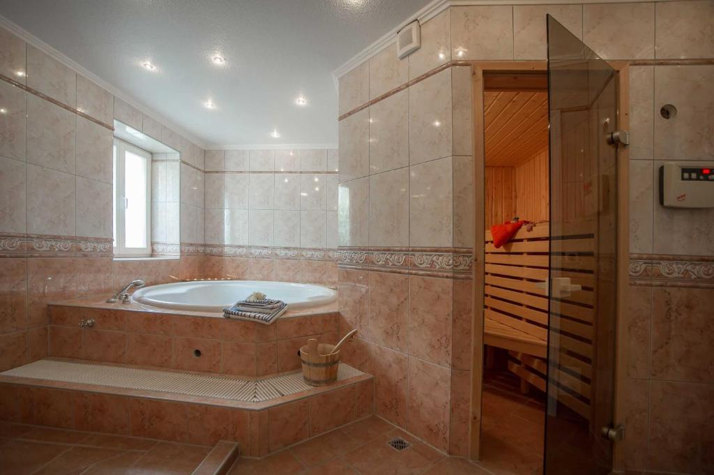 Ένα μπάνιο στο Stadt Residenz WE1 WE8 - 2 Reihe - Sauna im Haus