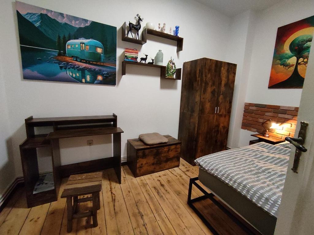 Un dormitorio con una cama, un escritorio y un piano. en Altstadtblick Altenburg, en Altemburgo