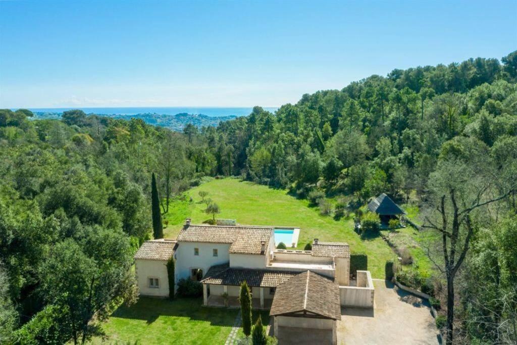 une vue aérienne d'une maison dans un champ dans l'établissement Le clos d'allegre, à La Colle-sur-Loup