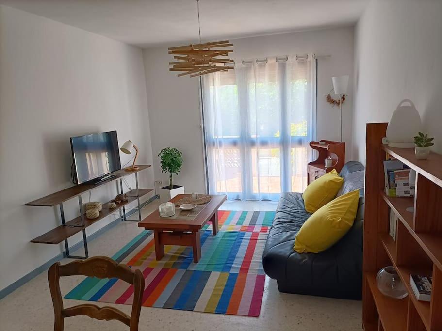 sala de estar con sofá azul y mesa en Grande maison 3 chambres - Jardin, terrasse et parking - Bord de mer en Torreilles