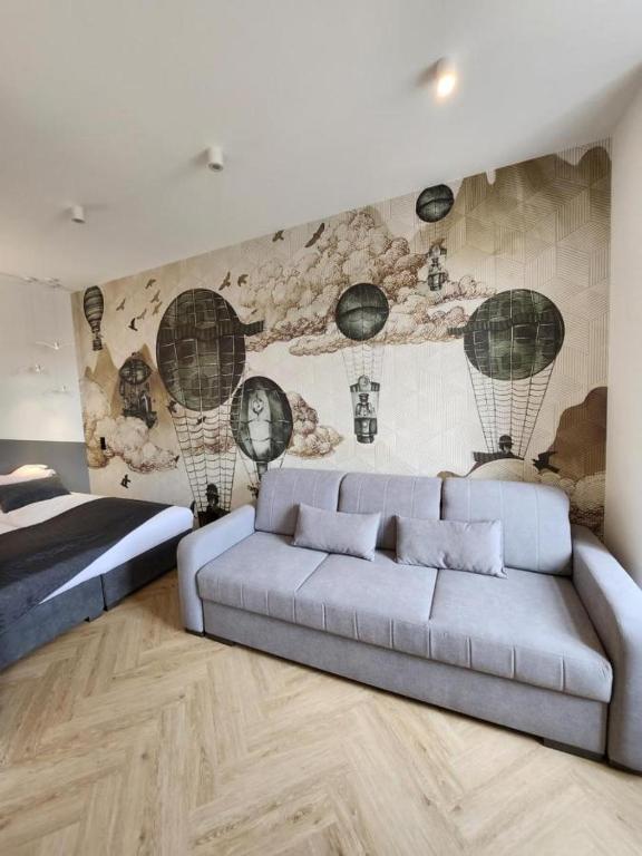 uma sala de estar com um sofá e uma parede em CityCenterApartments/KSS2 em Bielsko-Biala