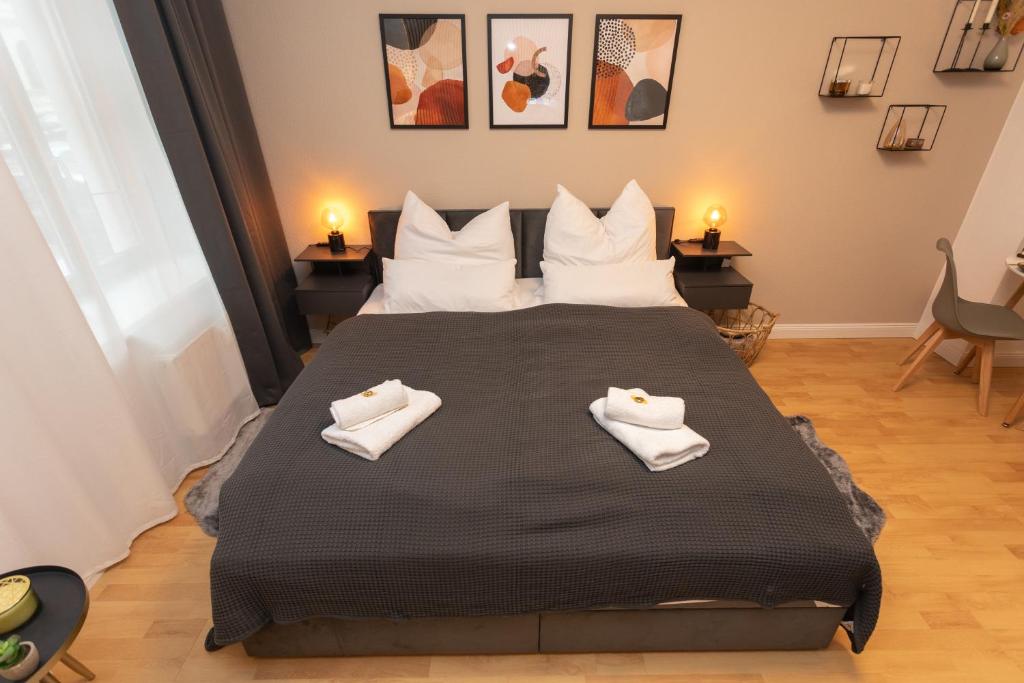 una camera da letto con un letto e due asciugamani di City-Appartment im Bachhviertel a Lipsia