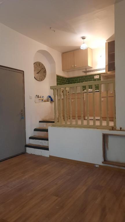 een woonkamer met een trap en een trap bij Le petit nid in Pézenas