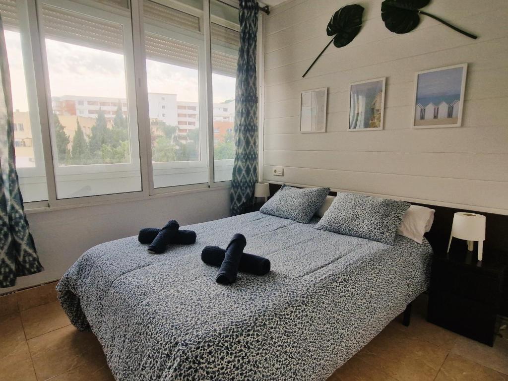 ein Schlafzimmer mit einem Bett mit zwei Teddybären darauf in der Unterkunft Sunny Torremolinos Centro in Torremolinos