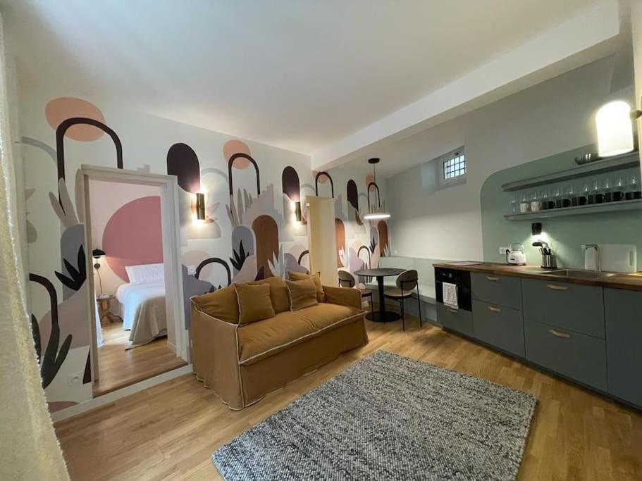 - un salon avec un canapé et une chambre dans l'établissement Marais - Quiet one-bedroom decorated with taste, à Paris