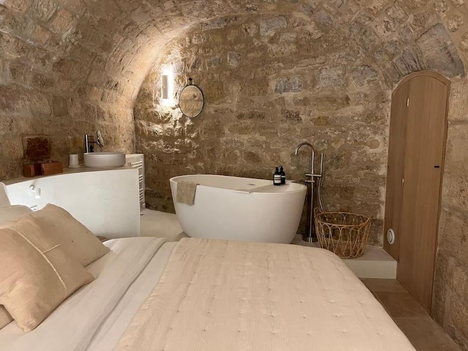une salle de bain avec une baignoire blanche et un lavabo dans l'établissement Marais - Unique duplex decorated with taste, à Paris