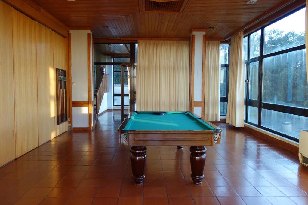 Uma mesa de bilhar em Hotel Senhora do Castelo