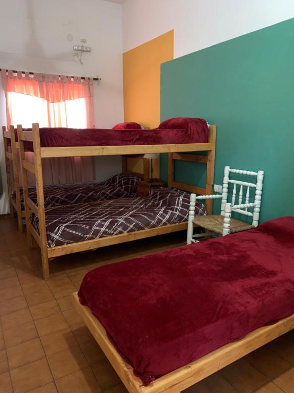 Двухъярусная кровать или двухъярусные кровати в номере Hostel Casa Blanca