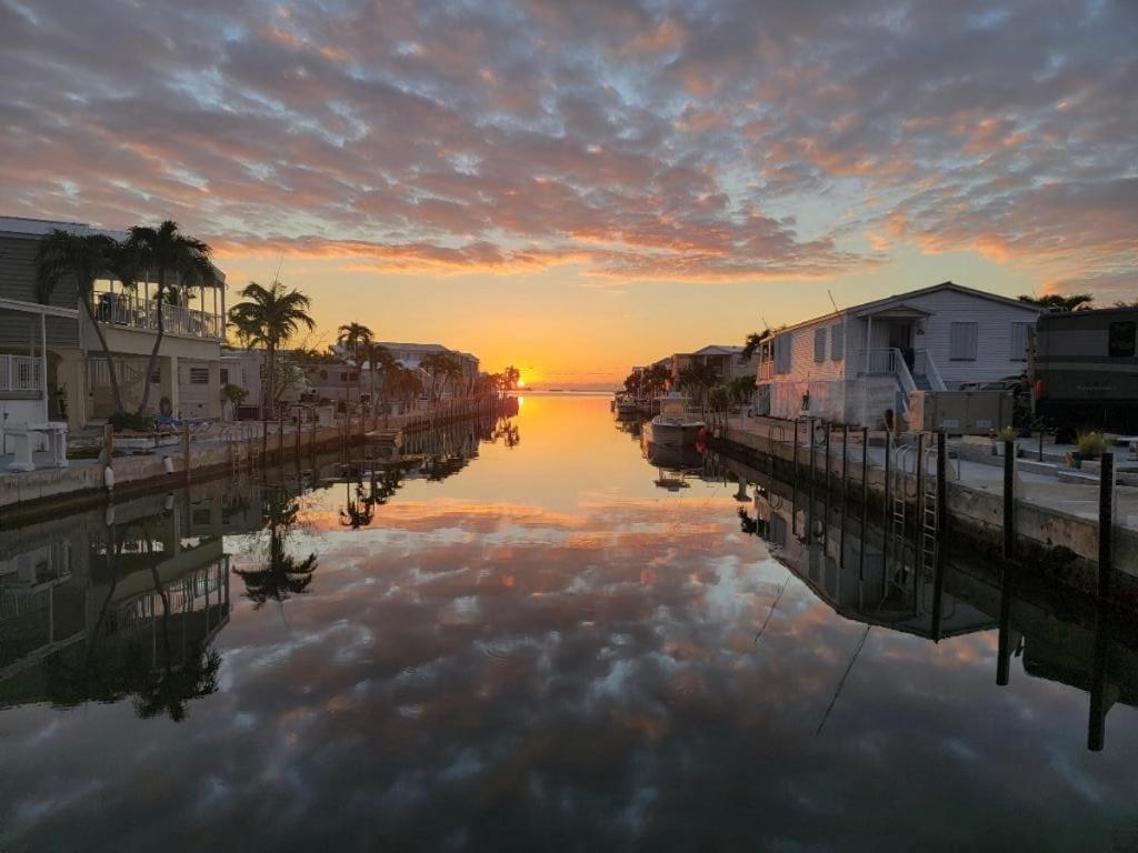 uma massa de água com um pôr-do-sol ao fundo em Pelican's Roost, Waterfront comfort at Venture Out em Cudjoe Key