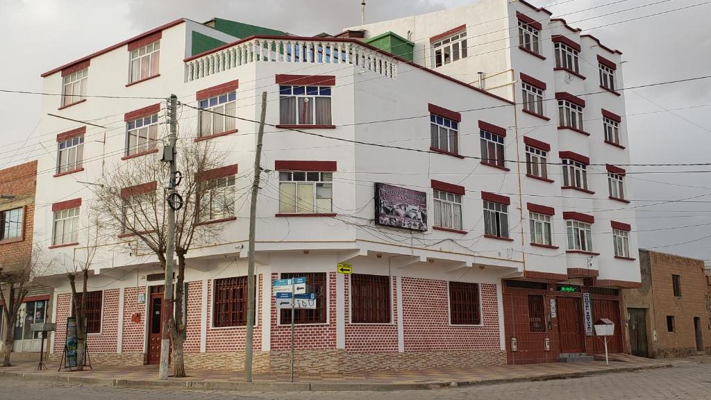 un grande edificio bianco su una strada cittadina di Hotel Santusa a Villazón