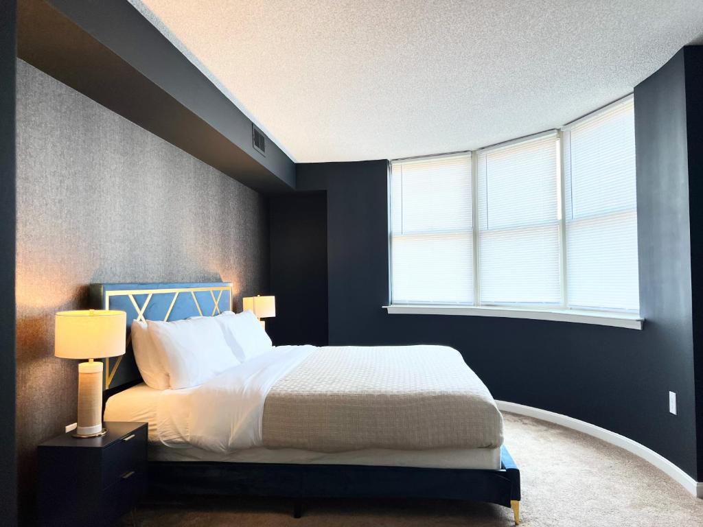Un dormitorio con una cama grande y una ventana en Cityscape in the heart of Ballston en Arlington