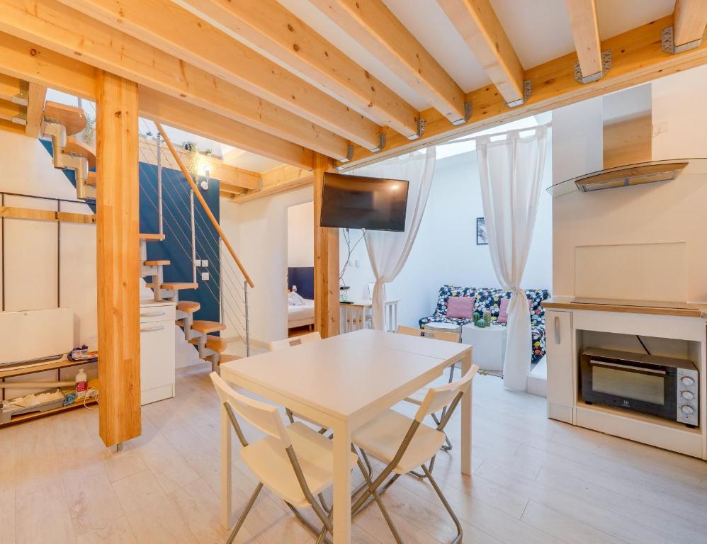 une cuisine et une salle à manger avec une table et des chaises dans l'établissement Le Lafontaine - T3 Quartier Victoire, à Bordeaux